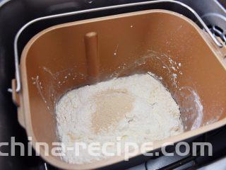 麻薯豆沙饼,把面团材料除了黄油，全部放入面包机桶中，先液体再固体顺序放入，启动揉面程序揉成团