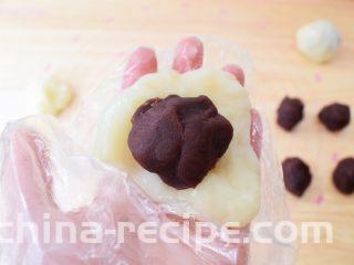 麻薯豆沙饼,取一份糯米粉按扁，放入豆沙馅