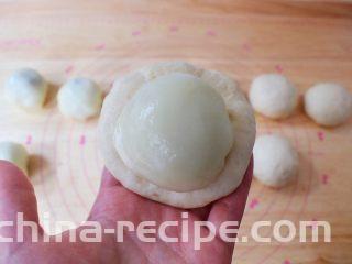 麻薯豆沙饼,取一份面团按扁，放入馅料
