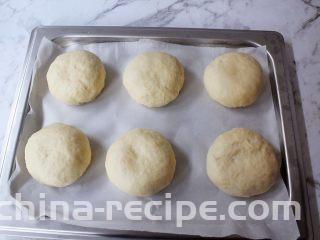 麻薯豆沙饼,收口朝下放入烤盘中，再轻轻按扁

