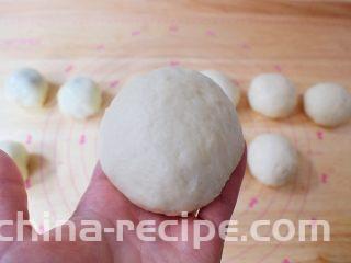 麻薯豆沙饼,利用虎口慢慢收口再揉圆