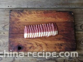 腊肉包菜锅巴饭,腊肉切薄片。（我买的是真空包装的免洗免蒸的腊肉）