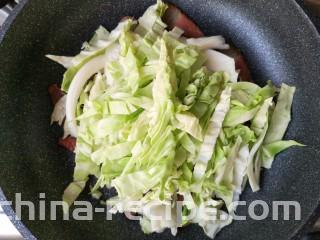 腊肉包菜锅巴饭,下入包菜丝。