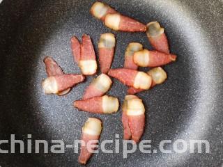 腊肉包菜锅巴饭,平底不粘锅不用放油，预热一下，下切好的腊肉片。