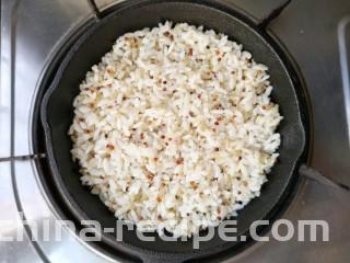 腊肉包菜锅巴饭,压入剩米饭。