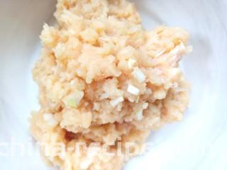 鸡肉蔬菜饼汉堡,取出放入盆中