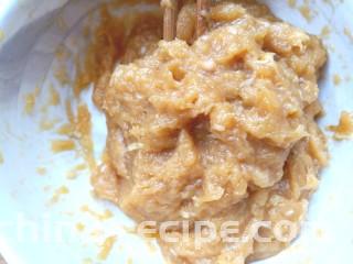 鸡肉蔬菜饼汉堡,搅打上劲，腌制10分钟