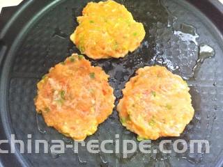 鸡肉蔬菜饼汉堡,馅揉成小饼，放入电饼铛中煎至一面金黄，在反面