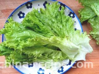 鸡肉蔬菜饼汉堡,生菜洗净，控水