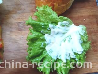 鸡肉蔬菜饼汉堡,放上生菜，挤上沙拉酱