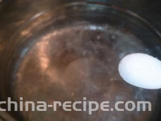 蛤蜊意面,拿一个大锅煮意面，水沸后加一勺盐，入水中。