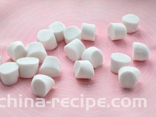 水晶蒸饺,将面团取出揉匀，先搓成长条状，然后切割成大小均匀的面剂子。