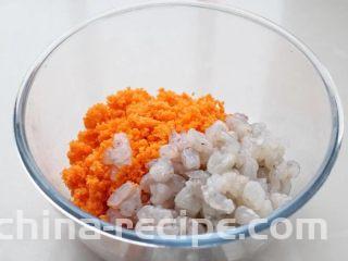 水晶蒸饺,再将切碎的胡萝卜和虾仁放进去，虾仁不要切太碎。