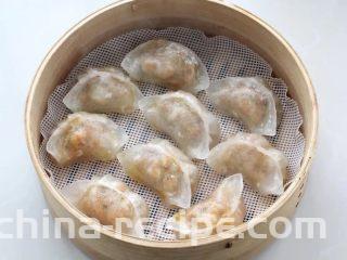 水晶蒸饺,蒸锅中添适量清水，冷水上锅，水开后蒸约十分钟即可。