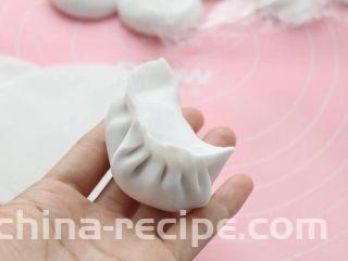 水晶蒸饺,不操作的面剂子要盖上保鲜膜防止风干，取一张饼皮在中间放适量馅料，按照个人的习惯手法包成饺子。