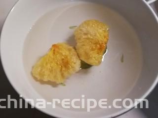 黑米红豆粥,银耳用清水浸泡