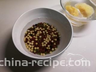 黑米红豆粥,豆类清洗干净  用清水浸泡2个小时