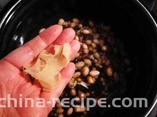 黑米红豆粥,放入银耳