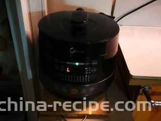 黑米红豆粥,打开压力锅煲粥功能键  开始煲粥