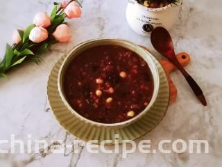 黑米红豆粥,盛一碗 加入红糖更美味