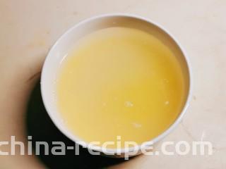 红枣南瓜粥,玉米渣用清水浸泡1个小时。