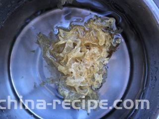 银耳小米粥,清水浸泡半天。