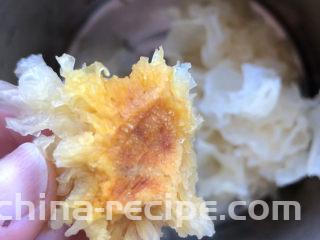 银耳小米粥,去除根蒂。