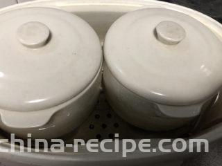 银耳小米粥,放入炖锅里。