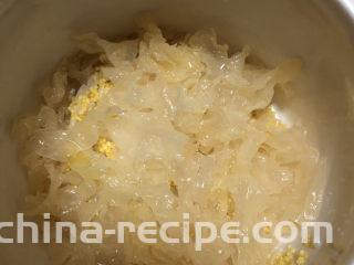 银耳小米粥,再放入银耳。