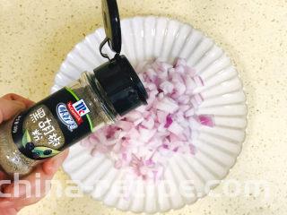 黑椒牛肉披萨,撒上少许黑胡椒粉