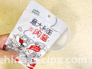 黑椒牛肉披萨,番茄肉酱倒入碗里