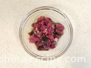 黑椒牛肉披萨,牛排切成肉粒