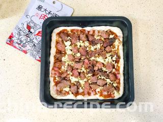 黑椒牛肉披萨,将牛肉粒均匀地平铺上