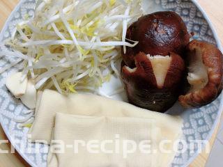 砂锅米线,准备些香菇、豆腐皮、豆芽。