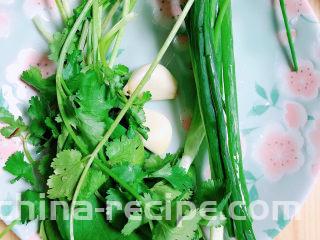 砂锅米线,准备好葱蒜、香菜。
