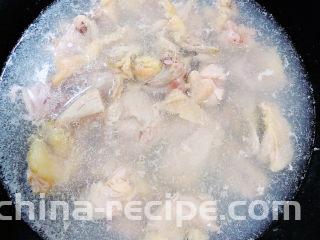 砂锅米线,锅中烧开水，放入鸡块焯去血水。