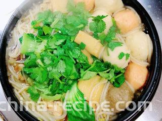 砂锅米线,淋上香油、撒上香葱、香菜，即可出锅了！