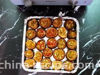 香辣烤蘑菇,这时先预热烤箱，180度5分钟，把调好的酱汁酱在蘑菇中，装好放在烤盘中