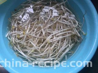 醋溜绿豆芽,择去老根，泡一会洗干净