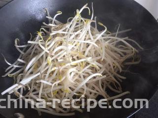 醋溜绿豆芽,倒入绿豆芽翻炒