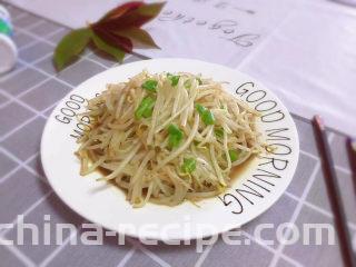 醋溜绿豆芽,出锅装盘