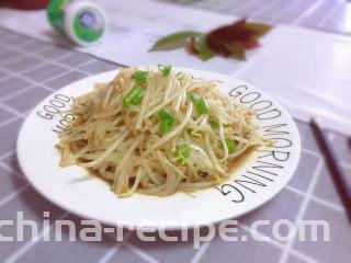 醋溜绿豆芽,成品上桌