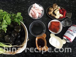 五花肉香焖田螺,食材准备：

大田螺1000克 香菜1把 五花肉200克 生姜1块 大蒜5瓣 小红辣椒5根 火锅底料1块 白酒1小杯 啤酒2瓶 白砂糖/食盐50克 酱油100ml 蚝油30ml