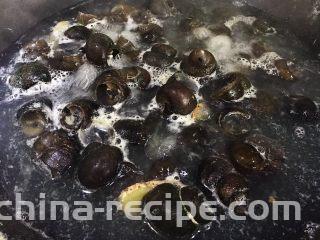 五花肉香焖田螺,大火煮沸