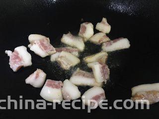 五花肉香焖田螺,将五花肉煸出油