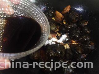 五花肉香焖田螺,倒入酱油