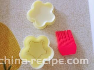 糯米紫薯糕,取出蒸糕模具 刷一层食用油。