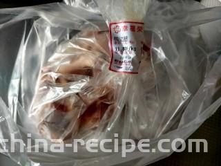 麻辣鸭边腿,准备鸭边腿2只
买的时候让售货员给剁好，回家洗洗就行
