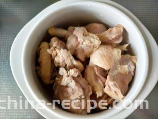 麻辣鸭边腿,将鸭块放入炖盅中