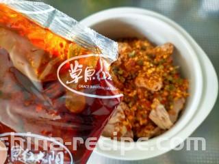 麻辣鸭边腿,倒入麻辣包，我用了一半